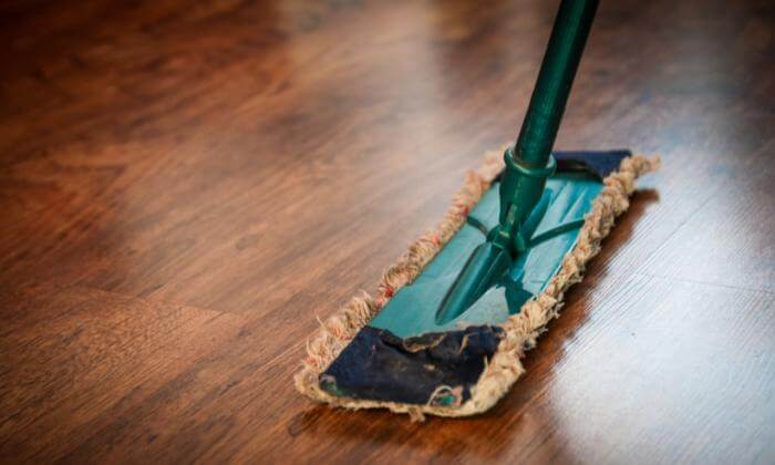 Миття дерев'яної підлоги
