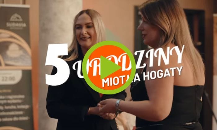 GFrafika zapraszająca do oglądania 5 urodzin Miotły Hogaty