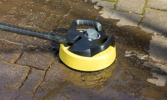 Washing paving stones with a special device