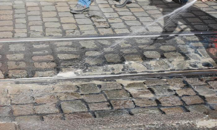 Cleaning paving stones

