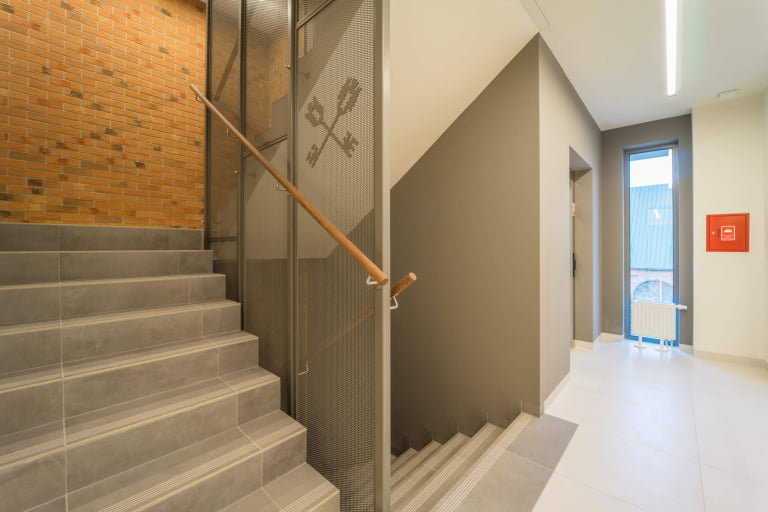 
Професійне прибирання сходів – як це зробити найефективніше?					