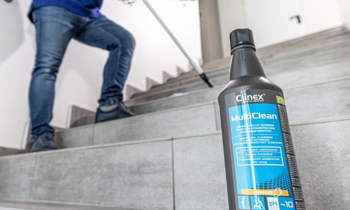 Uniwersalny środek czyszczący - mycie podłogi za pomocą Clinex Multi Clean