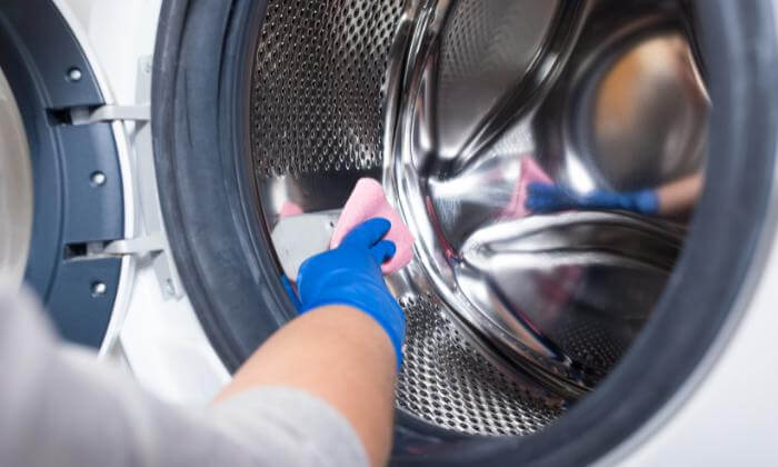 Washing the washing machine with a cloth