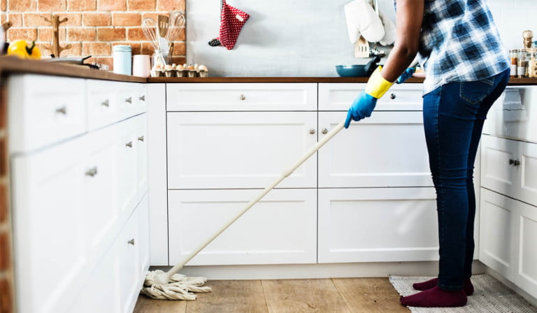 
Блискуча підлога – як зберегти її блиск за допомогою професійних миючих засобів?					