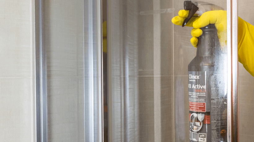 Cleaning the shower cabin with Clinex