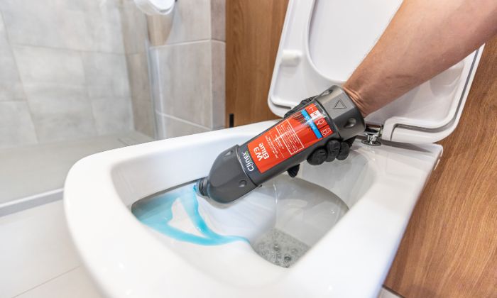 Descaling the toilet with Clinex W3 Blue